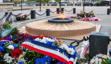 Paris: Mann zündet Zigarette an der Flamme von Weltkriegs-Mahnmal an - mit Folgen - Panorama