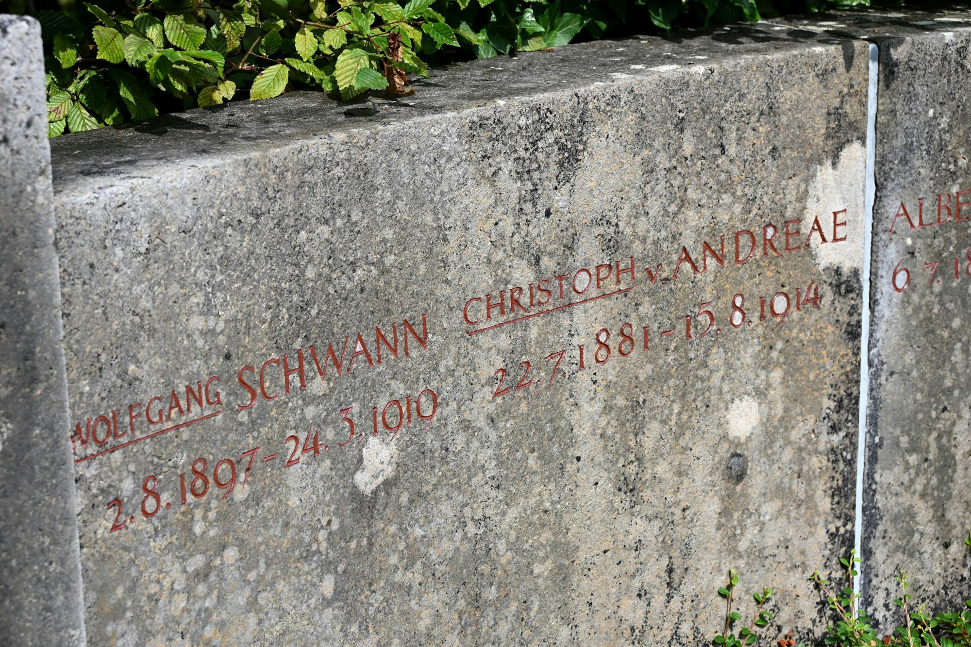 Das Foto zeigt Inschriften am Ehrenhain