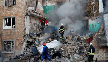 Ukraine News: Massive Attacken auf Kiew, Menschen unter Trümmern eines Wohnhauses vermutet - Politik