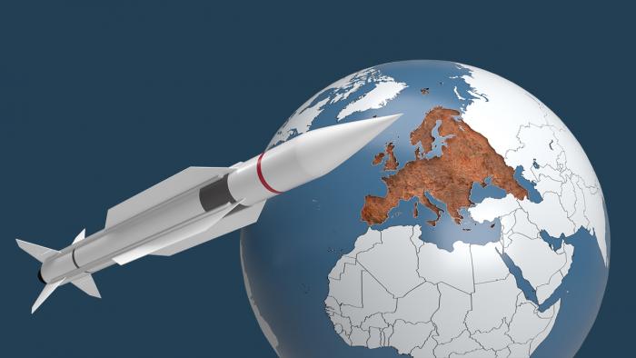 SM-6-Rakete vor Erdkugel mit rostigem Europa