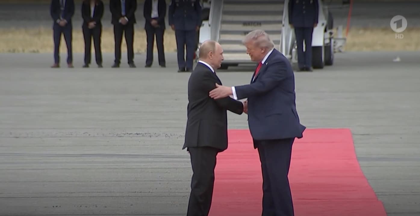 Trump berührt Putin vorsichtig und wertschätzend am Arm, deutlich weniger dominant als sonst
