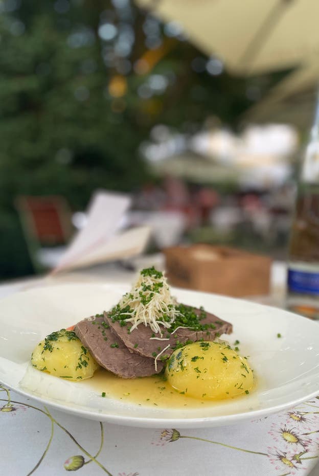 Die Weinkarte ist der heimliche Star, doch auch das Essen steht ihr in nichts nach.