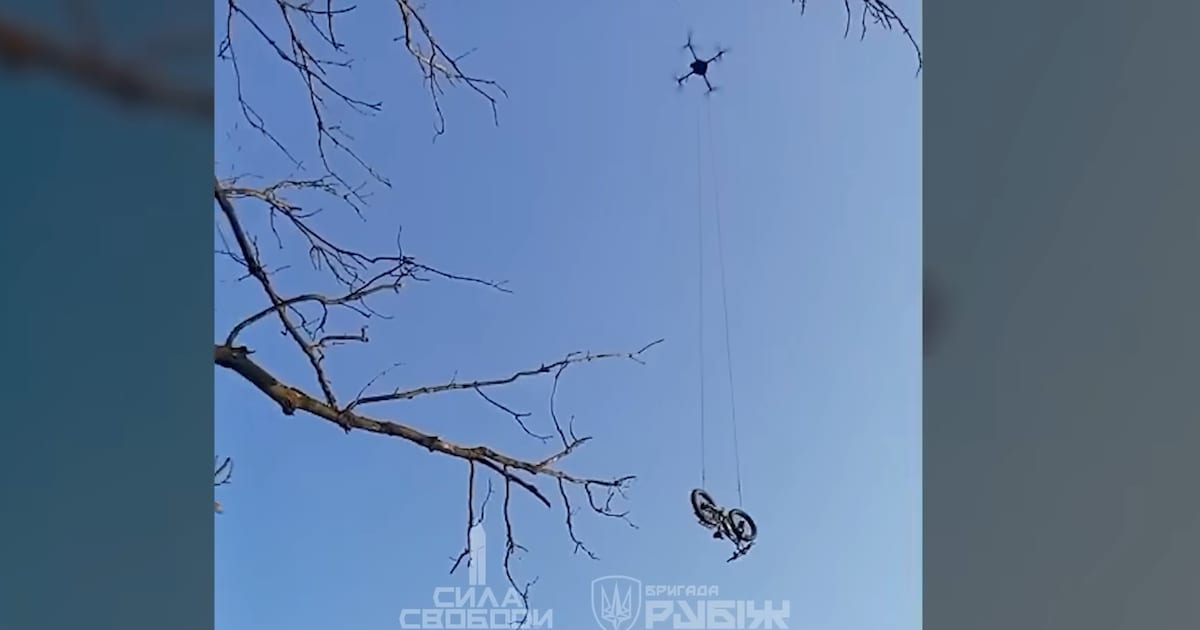 Ukrainer fliegen E-Bike mit Drohne zu eingekesseltem Soldaten - dem gelingt Erstaunliches