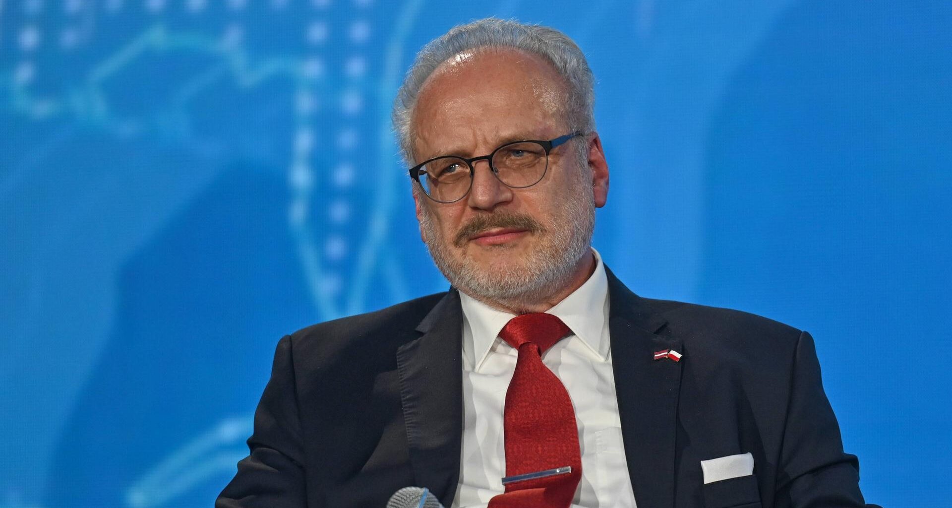 Der frühere Staatspräsident Lettlands, Egils Levits, spricht auf einer Diskussion.