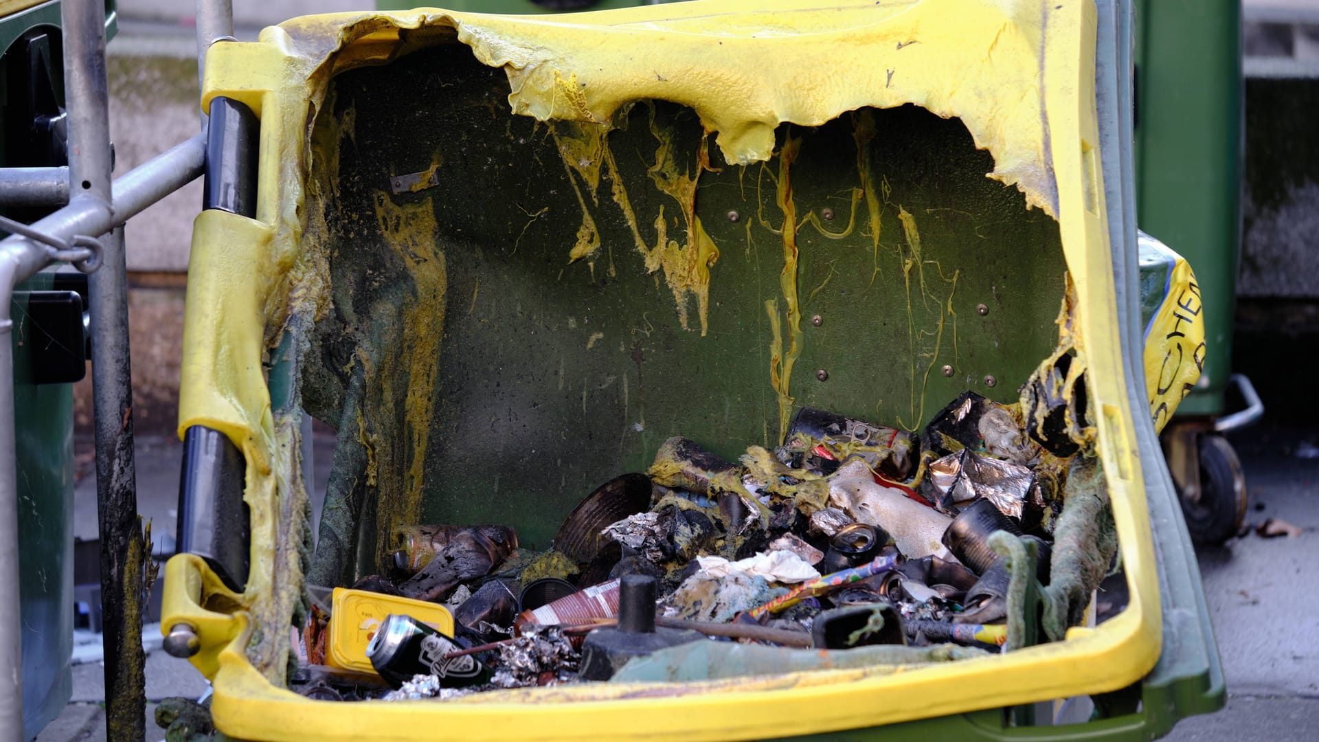Ein ausgebrannter Müllcontainer (Symbolbild):