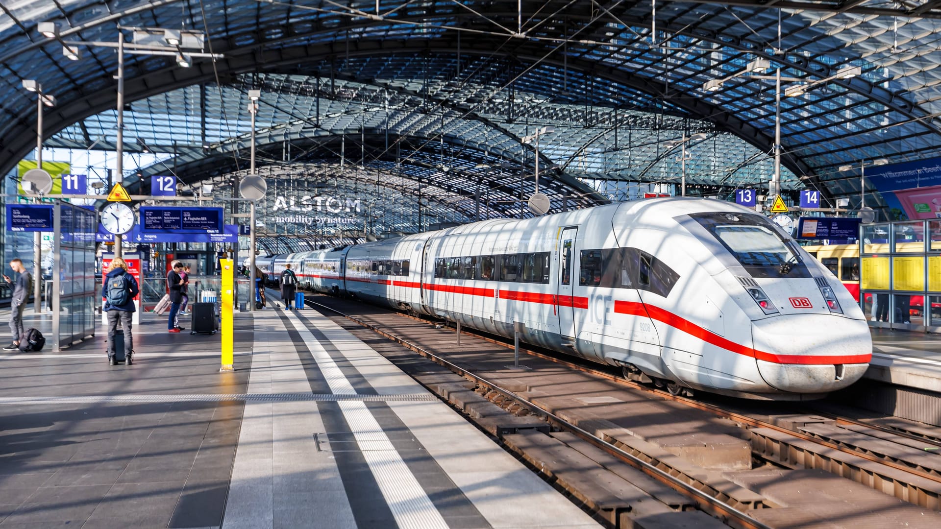ICE 4 Zug der Deutsche Bahn DB im Hauptbahnhof in Berlin, Deutschland Berlin, Deutschland - 22. September 2024: ICE 4 Zug der Deutsche Bahn DB im Hauptbahnhof in Berlin, Deutschland.