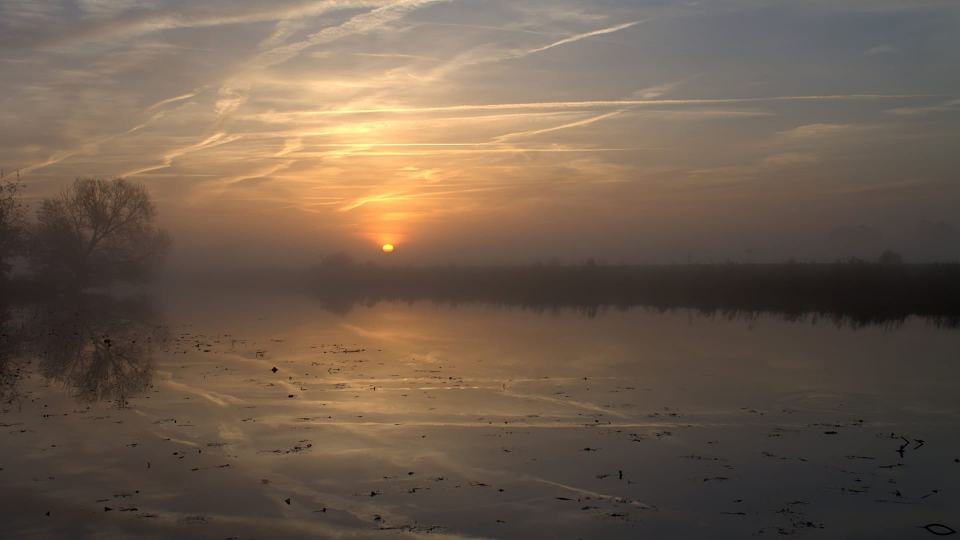 Ein Blick auf das Teufelsmoor im Sonnenuntergang (Archivbild): Bis ins 19. Jahrhundert hinein führte der Weg nach Bremen allein über die Torfkähne.