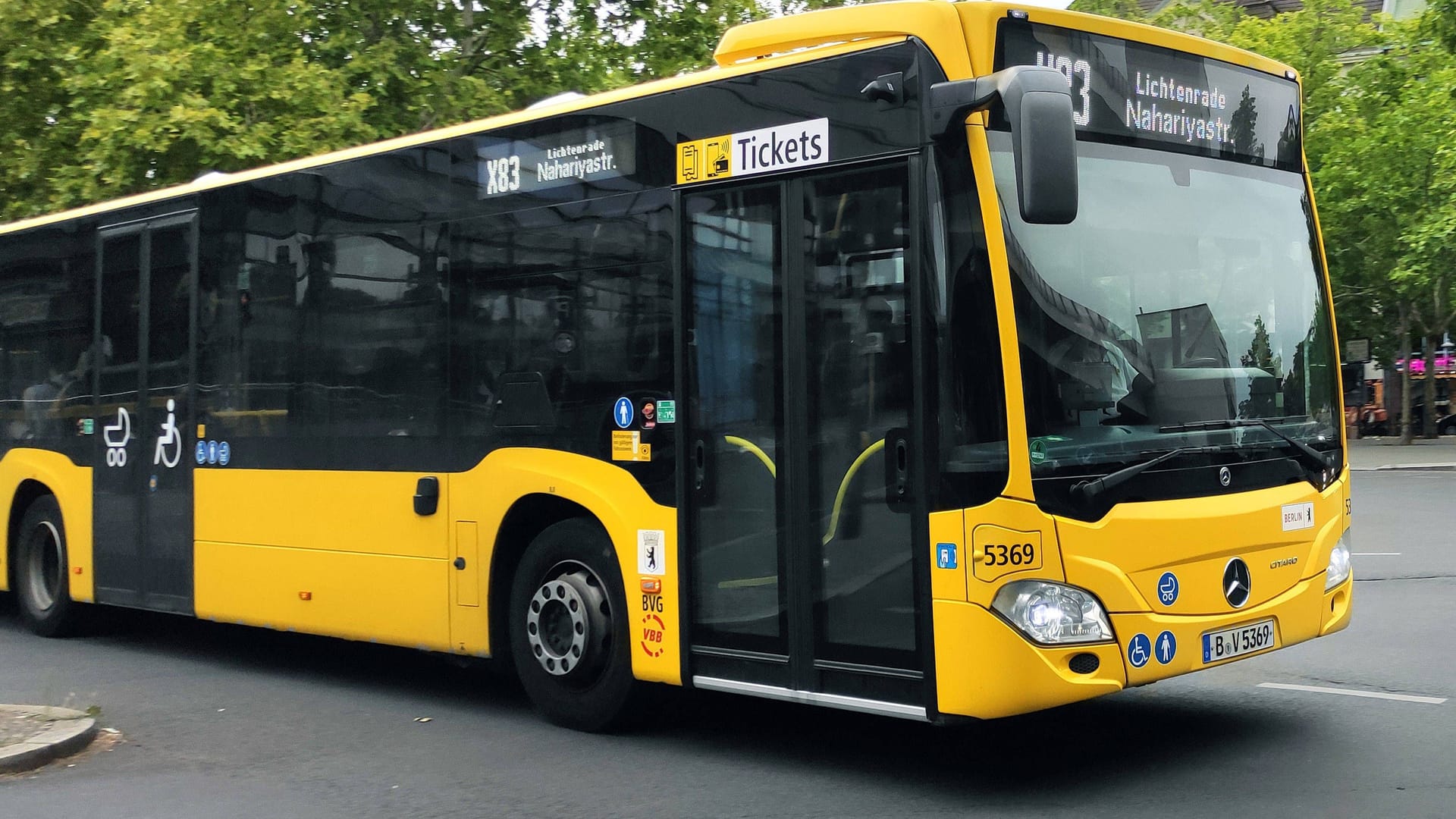 Ein Bus der BVG fährt durch Berlin (Symbolbild): In Charlottenburg wurde am Freitag ein Fahrgast attackiert, der eine israelische Zeitung las.