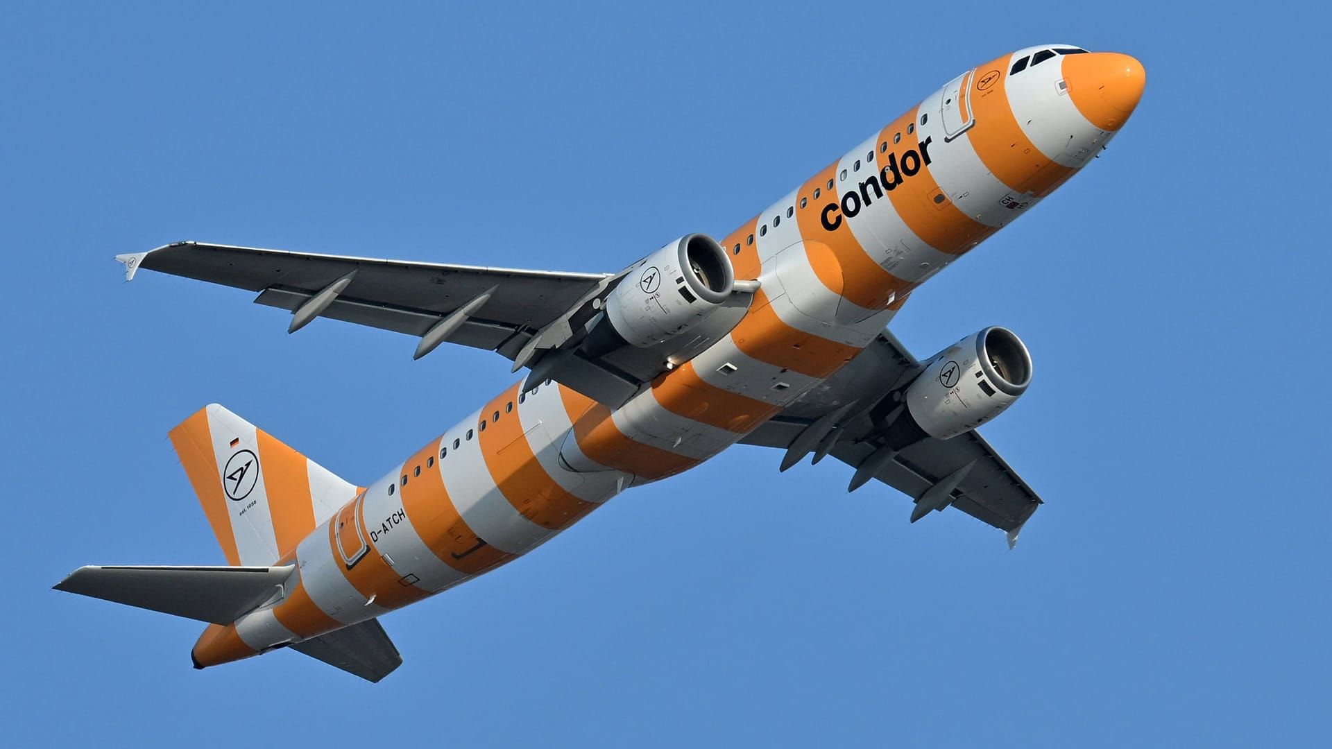 Ein Condor-Flugzeug im Aufstieg (Symbolbild): Eine Condor-Boeing musste auf dem Weg nach Düsseldorf in Italien notlanden.