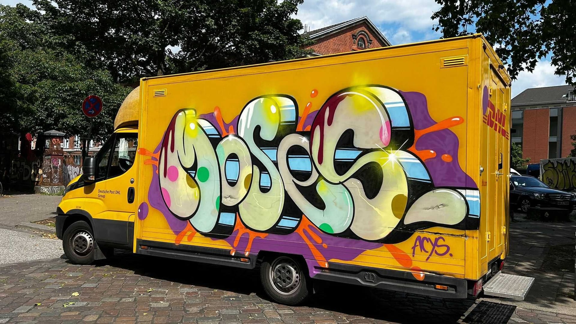 Ein DHL-Lieferwagen mit einem Graffiti von Moses im Juni beim Schlachthof an der Sternschanze in Hamburg: Mit ihrer Aktion "Post-Graffiti" sorgen Taps und Moses für Gesprächsstoff.