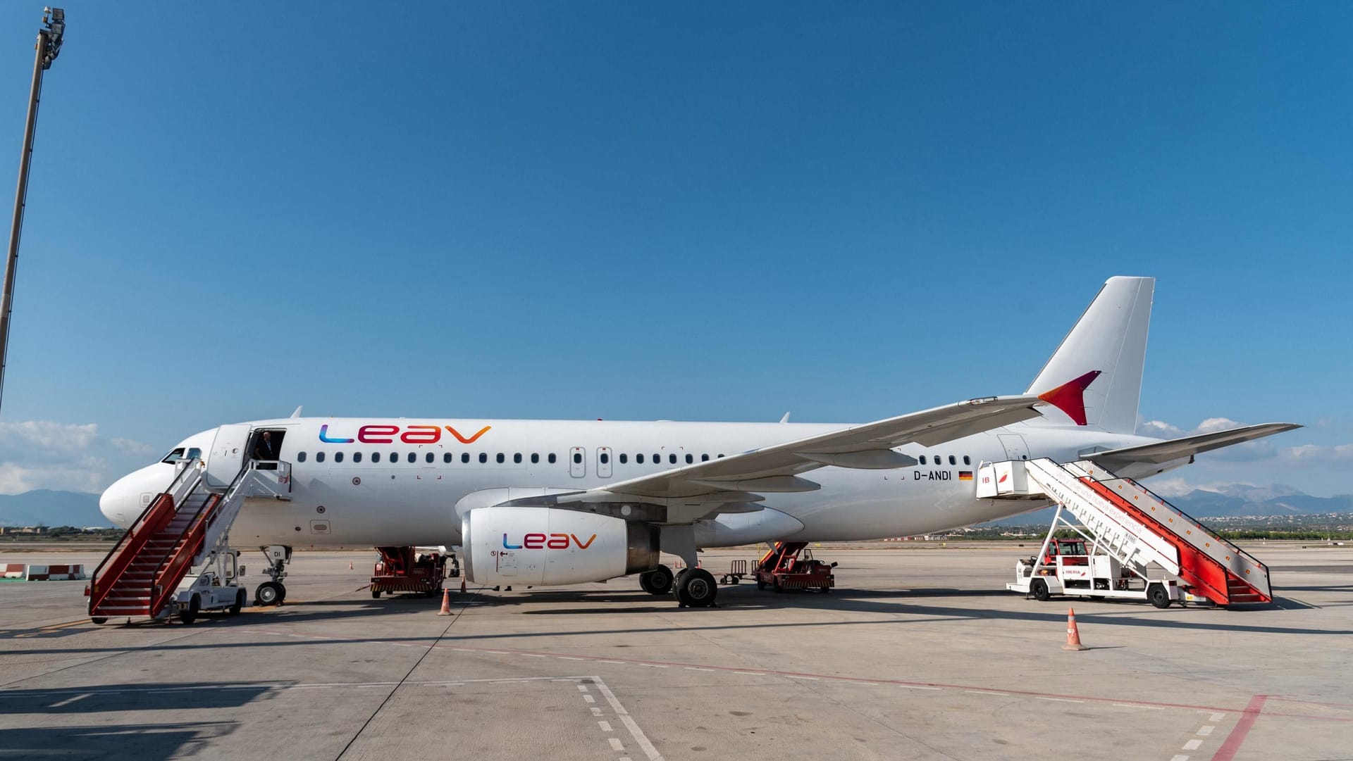 Ein Flugzeug der deutschen Fluggesellschaft Leav Avation (Symbolbild): Die Maschine musste im Landeanflug auf Düsseldorf kurzfristig die Route ändern.