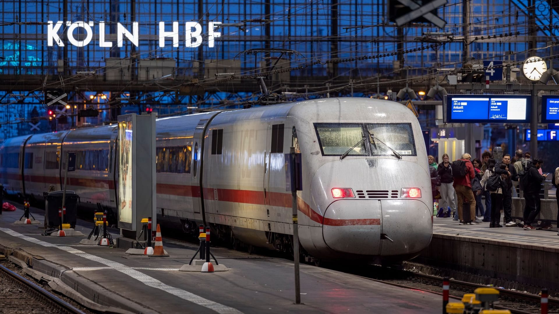 Ein ICE im Kölner Hauptbahnhof (Archivfoto): Am Mittwochabend fiel ein Mann hier mehreren Menschen auf. Die Polizei griff ein.