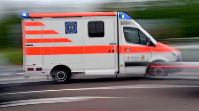 Ein Krankenwagen fährt mit Blaulicht (Archivbild): Am Stadtrand von München ist eine 52-Jährige bei einem Unfall gestorben.