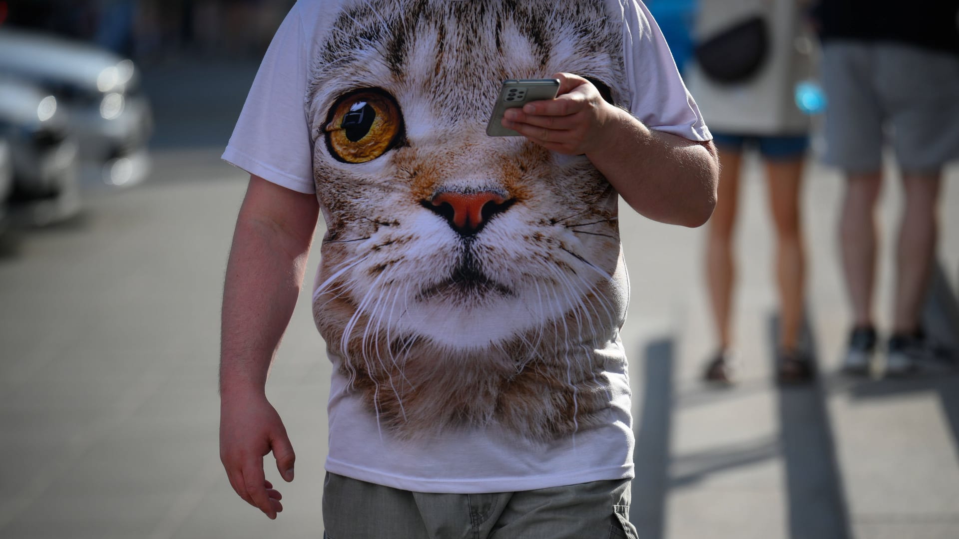 Ein Mann trägt ein T-Shirt (Symbolbild): Die Kollektion für das Jahr 2026 fällt bei Colours & Sons wohl aus.