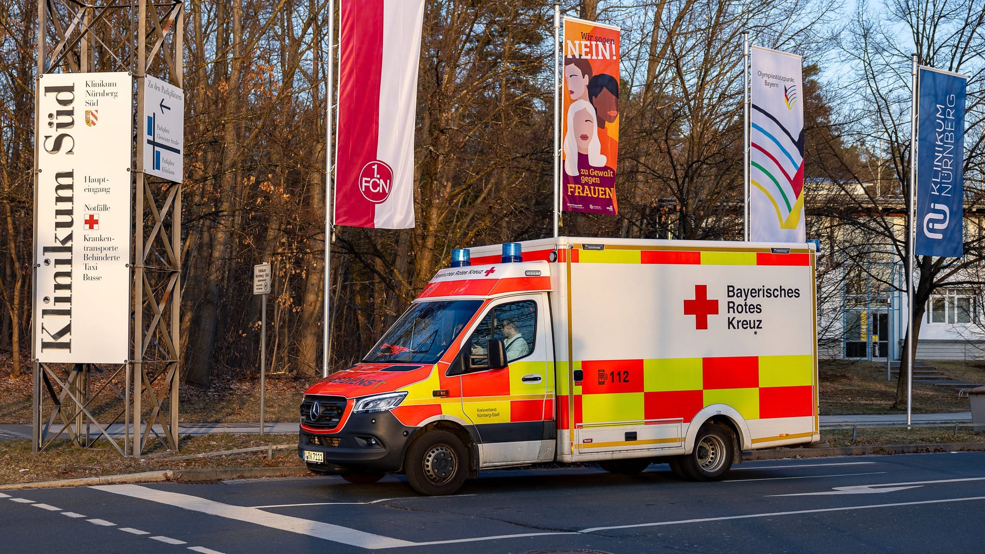 Ein Rettungswagen am Klinikum Süd (Archivbild): Die Frau kam zur weiteren Behandlung in ein Krankenhaus.