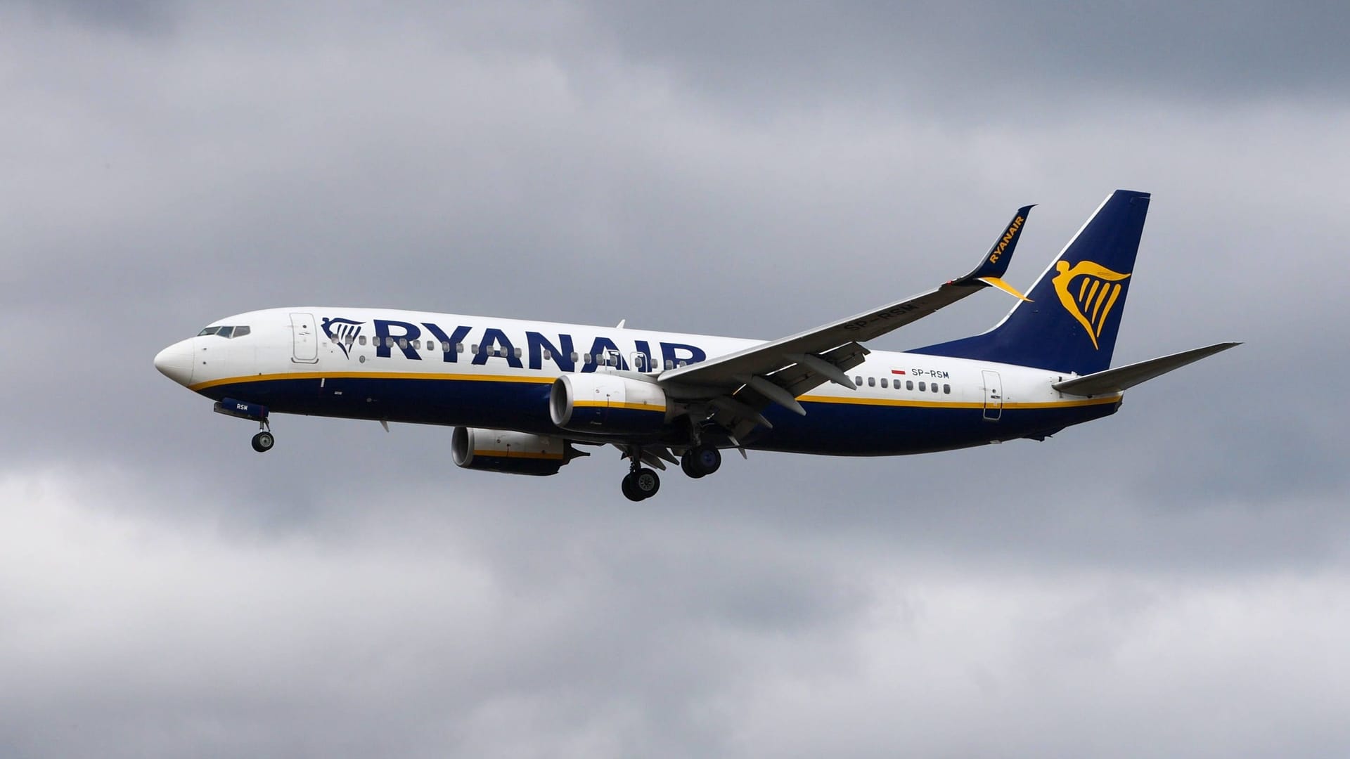 Eine Boeing 737 der irischen Fluggesellschaft Ryanair (Archivbild): Auf dem Weg von Sofia nach London ist eine Passagiermaschine wegen einer Drohung von Eurofightern begleitet worden.