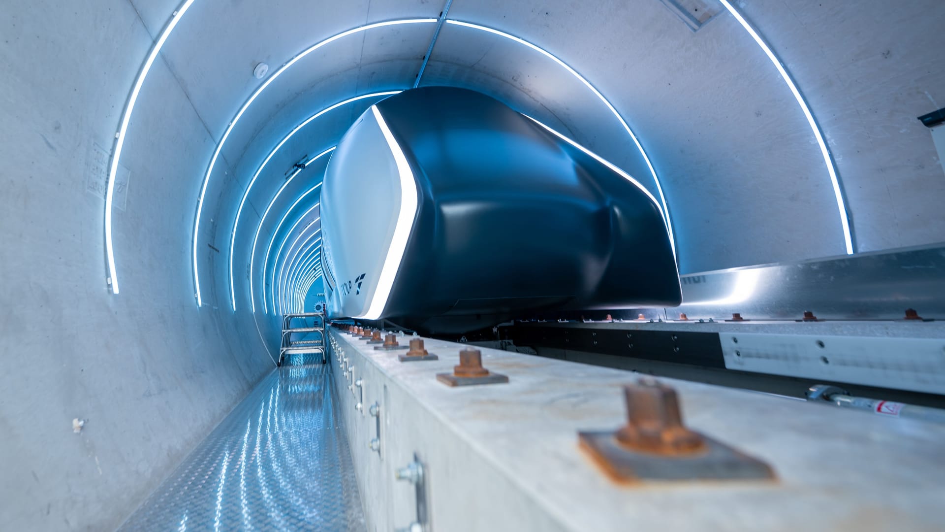 Eine Hyperloop-Teststrecken-Röhre (Symbolbild): Das futuristische Verkehrsmittel könnte in ferner Zukunft Hamburg schneller mit Kiel verbinden.
