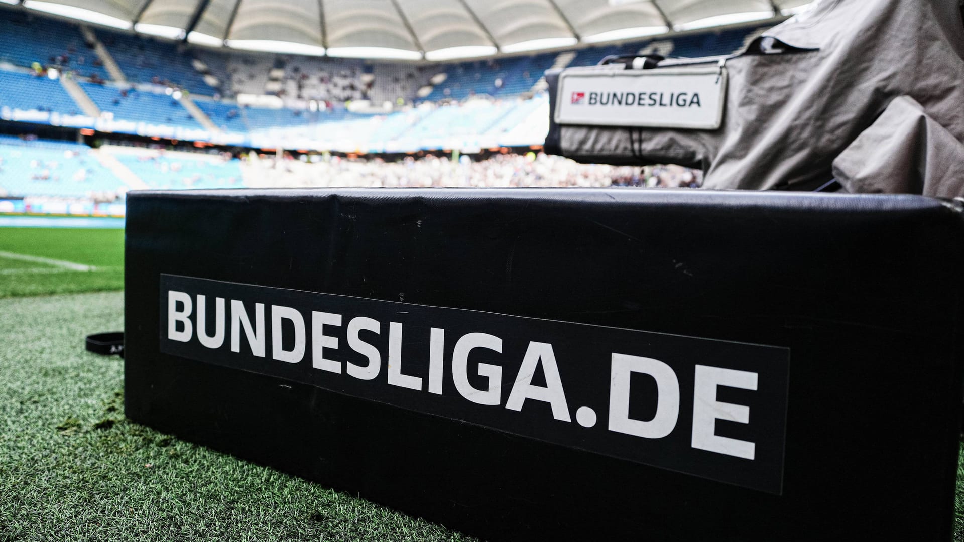 Eine Kamera der DFL im Volksparkstadion (Symbolbild): Wer alle HSV-Spiele live im TV sehen möchte, der benötigt mehrere Abos.
