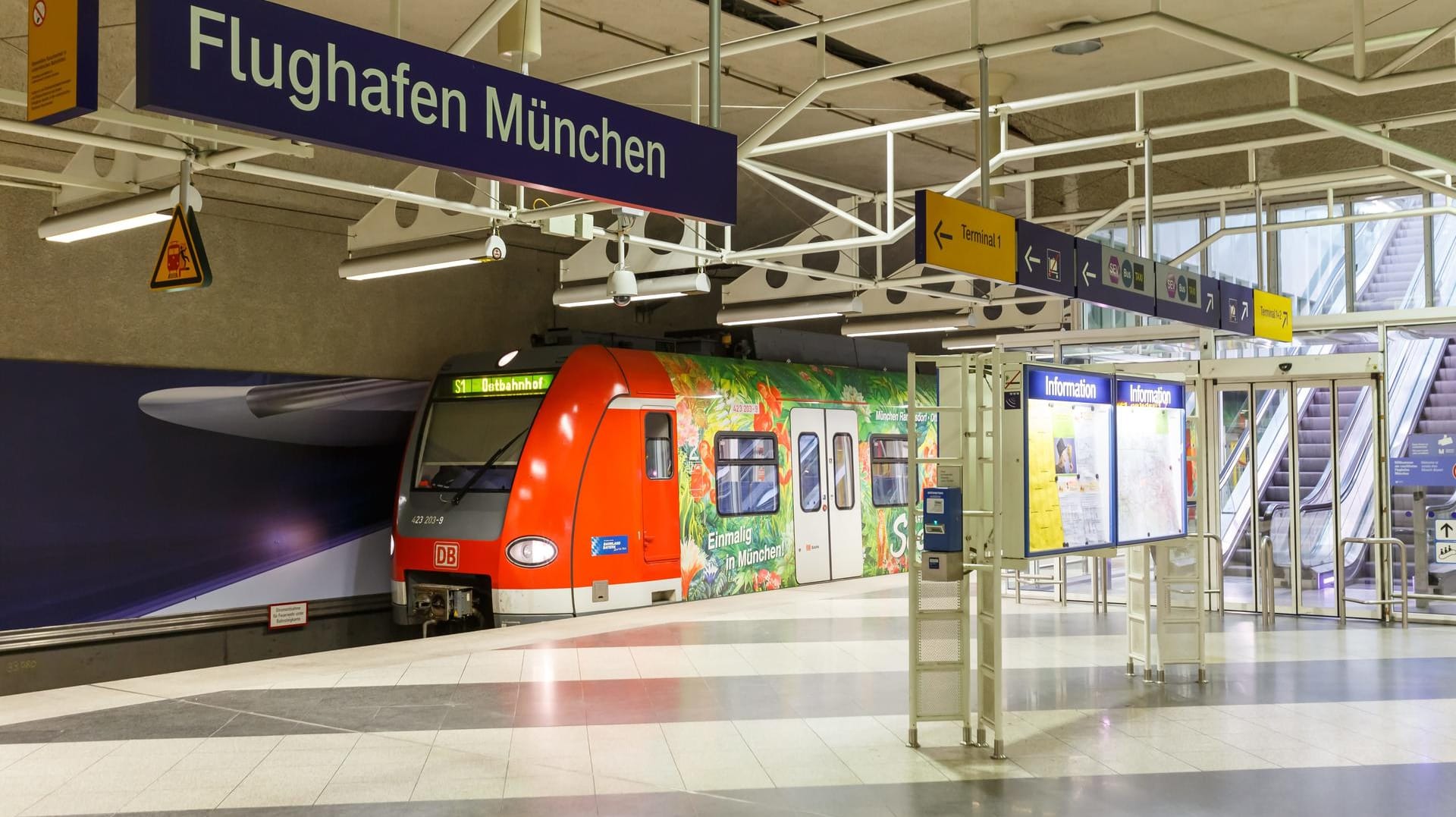 Eine S-Bahn steht im Bahnhof "Flughafen München" (Archivfoto): Dort ist am Mittwoch ein Mann verhaftet worden.