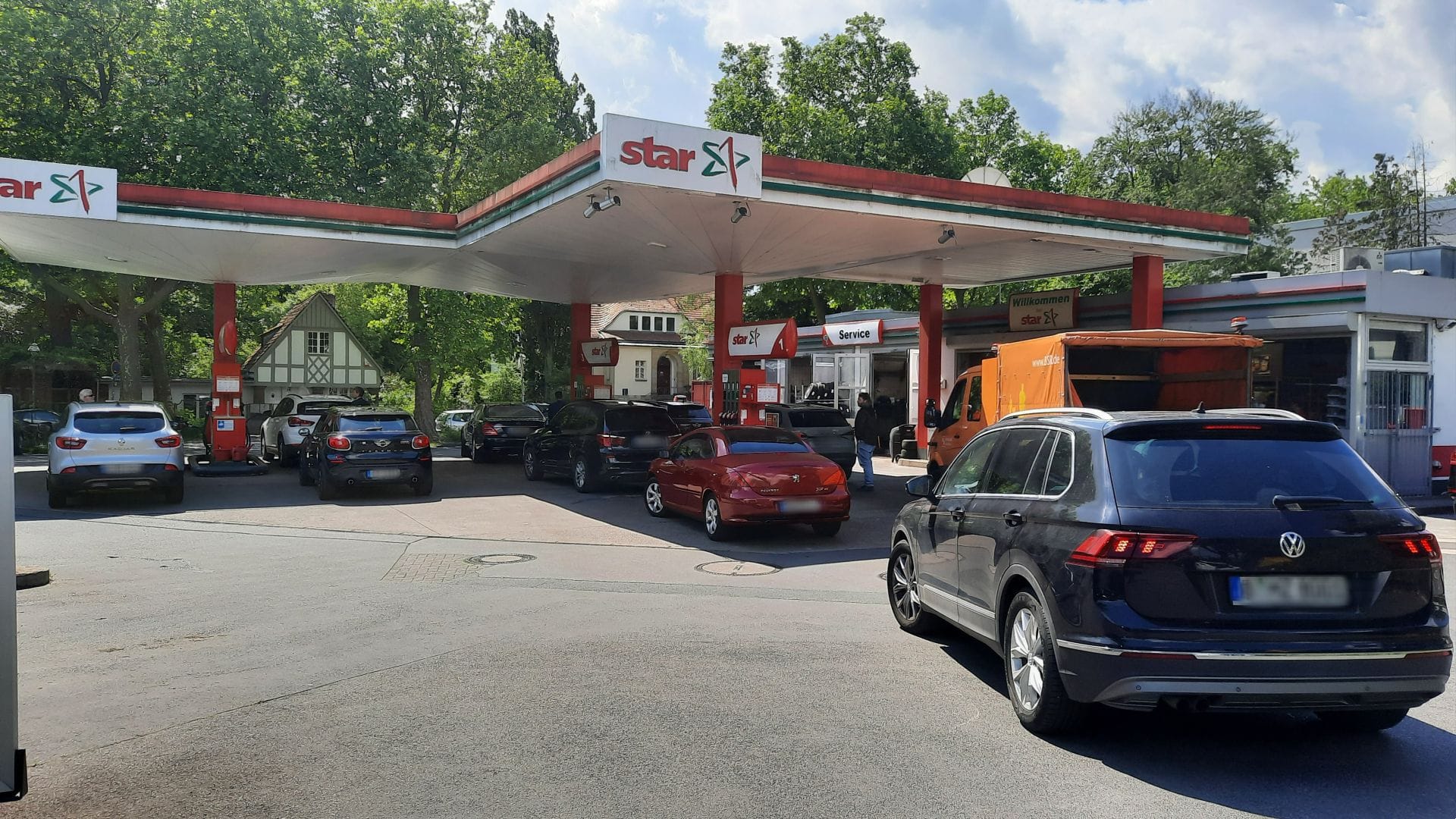 Eine Schlange von Autos vor einer Tankstelle in Berlin: Pünktlich um Mitternacht fielen die Preise.