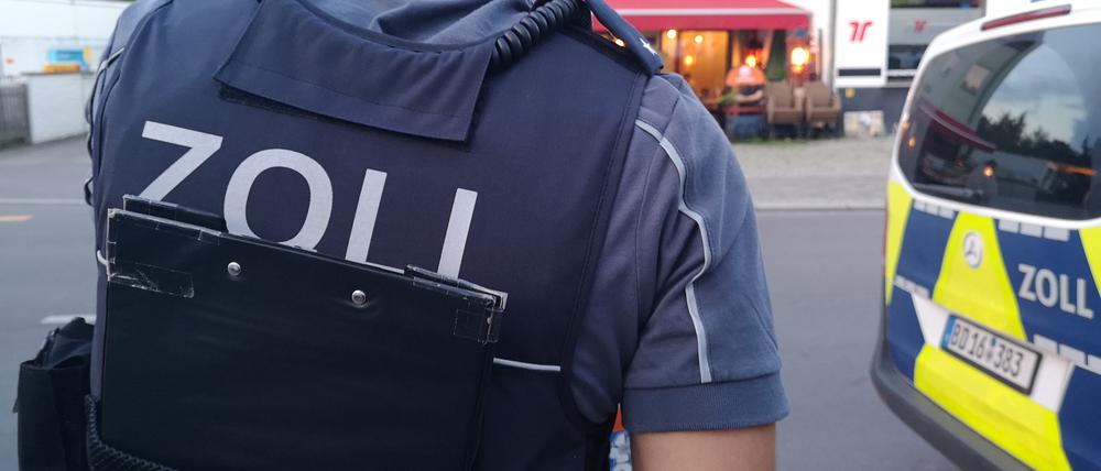 Ein Zollbeamter im Juli 2025 auf einer Schwarzarbeitskontrolle in Berlin.