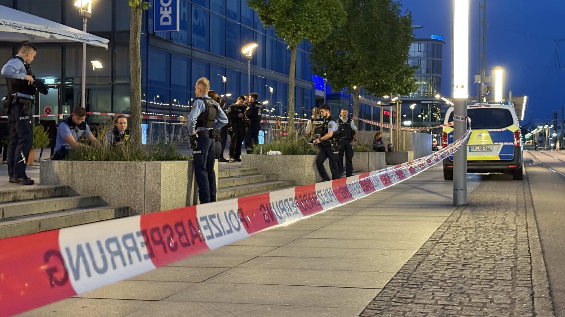 Einsatzkräfte am Wiener Platz in Dresden: Nach der Schlägerei sperrte die Polizei den Bereich vor dem Hauptbahnhof ab.