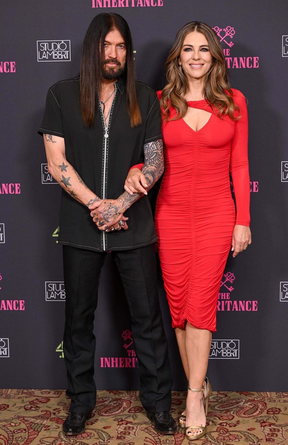 In der Farbe der Liebe zeigt sich Elizabeth Hurley an der Seite von Billy Ray Cyrus. 