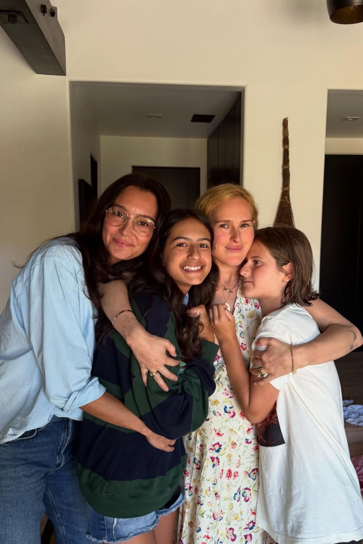 17. August 2025 Rumer Willis feiert ihren 37. Geburtstag im Kreise ihrer Familie. Stiefmama Emma Heming-Willis sowie Rumers Halbschwestern Mabel und Evelyn kuscheln sich für ein Erinnerungsfoto an das glückliche Geburtstagskind. 