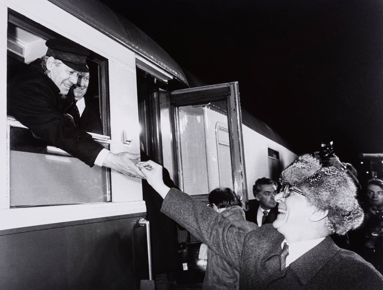 Erich Honecker reicht Helmut Schmidt ein Hustenbonbon, Bahnhof Güstrow, 13. Dezember 1981.