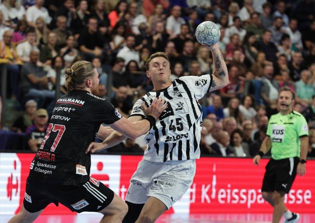 Drehte nach der Pause auf: Kiels Emil Madsen (weißes Trikot).