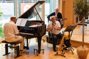 Eine Musikgruppe spielte live auf der Bühne. 