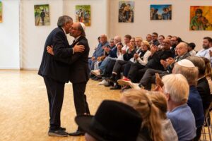 Zwi Rappoport umarmt dankend Abraham Lehrer. 