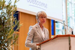 Ministerin Feller bei ihrer Ansprache auf der Bühne. 