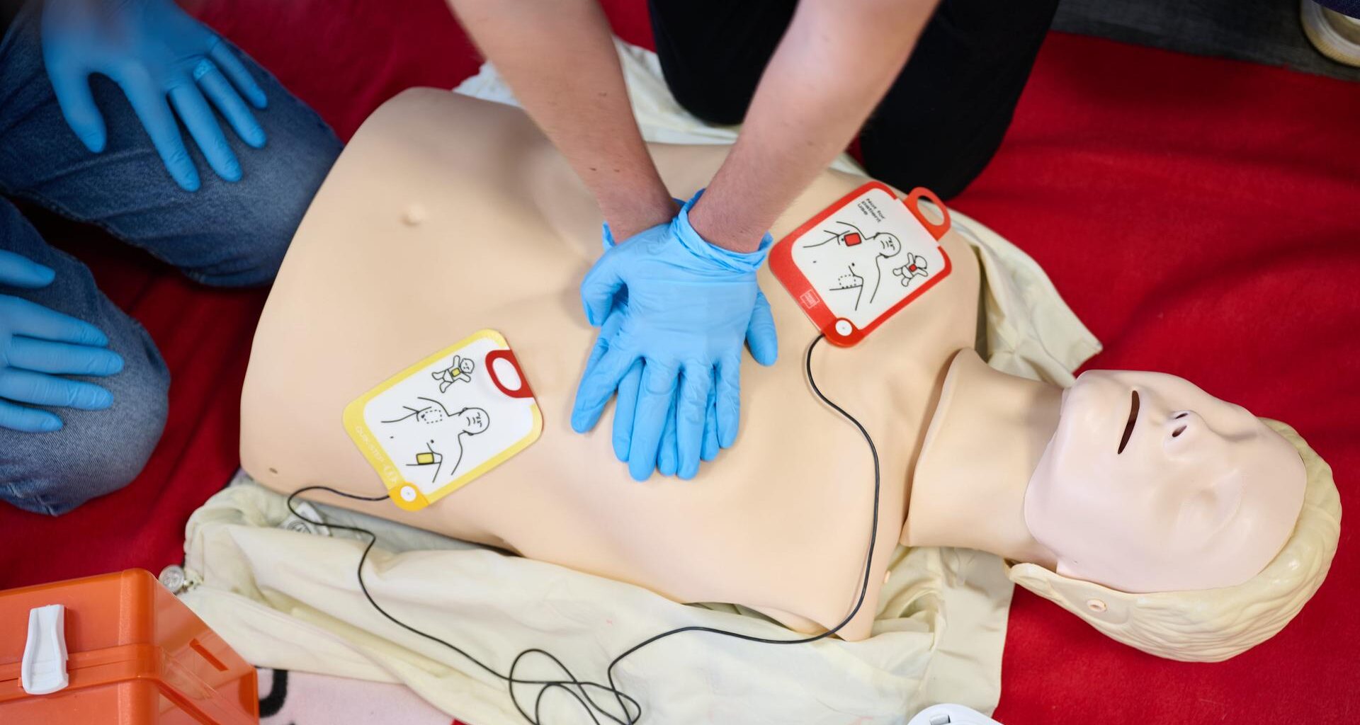 Die Reanimation mit Hilfe eines Defibrillator wird in der Erste Hilfe-Ausbildung beim DRK-Kreisverband Essen demonstriert.