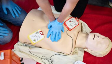 Die Reanimation mit Hilfe eines Defibrillator wird in der Erste Hilfe-Ausbildung beim DRK-Kreisverband Essen demonstriert.