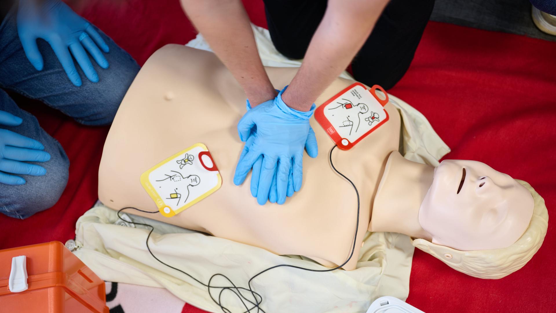 Die Reanimation mit Hilfe eines Defibrillator wird in der Erste Hilfe-Ausbildung beim DRK-Kreisverband Essen demonstriert.