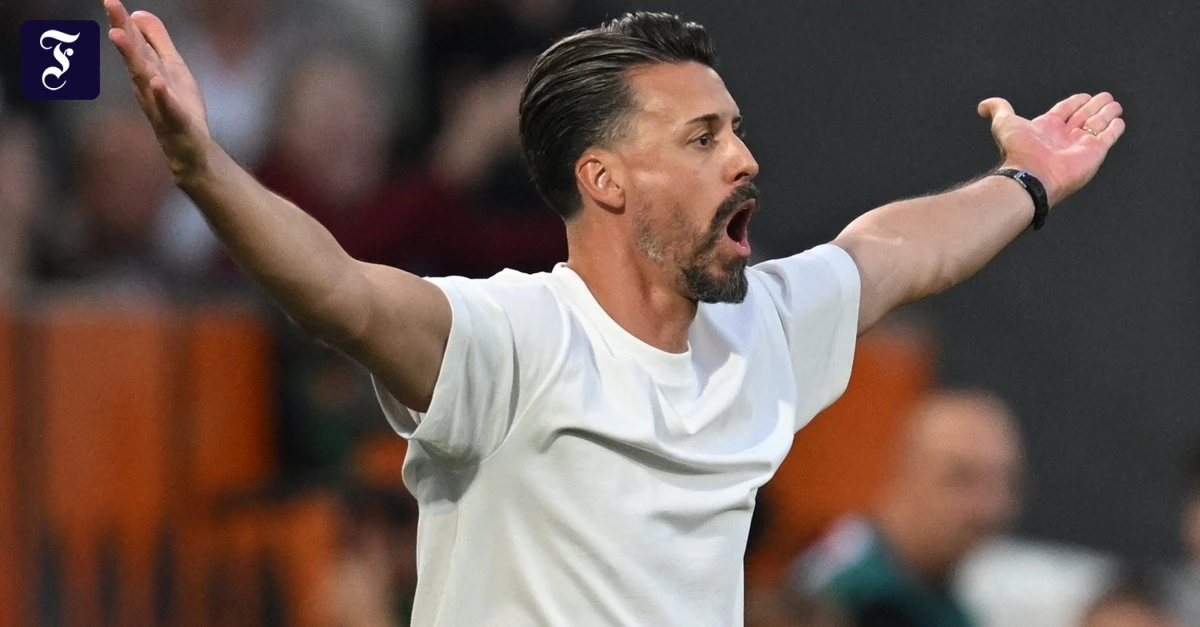 Augsburg-Trainer Sandro Wagner kritisiert FC Bayern und Sacha Boey