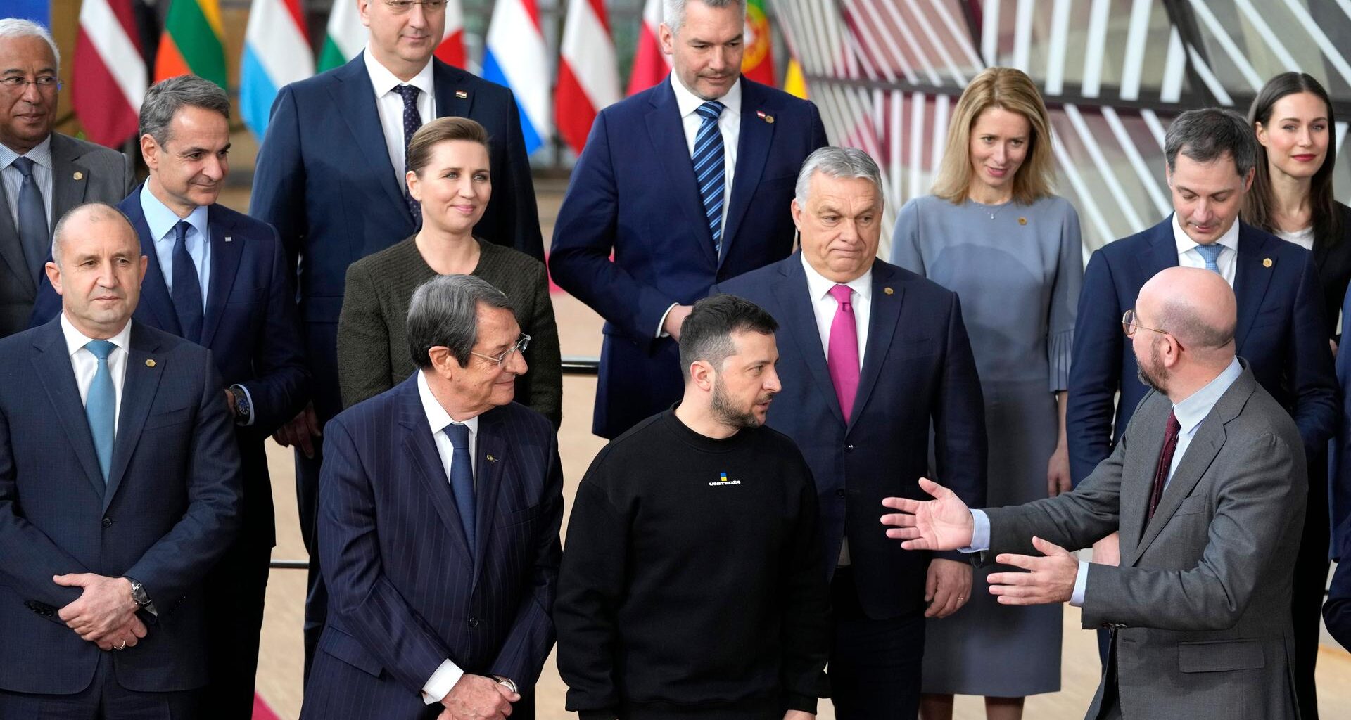 Auf dem Foto zu sehen sind einige Chefs der EU-Länder und Charles Michel, der Präsident des Europäischen Rates. Michel spricht mit Wolodymyr Selenskyj, dem Präsidenten der Ukraine. Dahinter steht Viktor Orban, der Ministerpräsident von Ungarn.