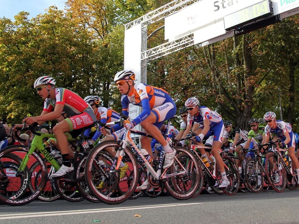 Rennradfahrer radeln beim Münsterland-Giro um die Wette.