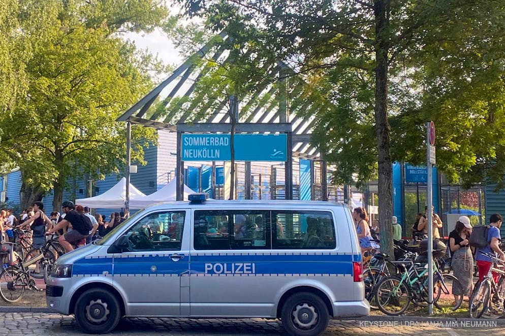  Wegen einer Auseinandersetzung im Sommerbad Neukölln ist es zu einem Polizeieinsatz gekommen.