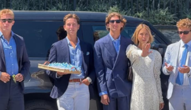 Familienfoto! Doch alle schauen nur auf Olympias 12.000-Euro-Kleid
