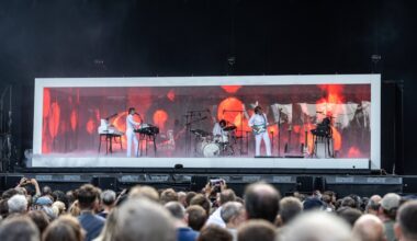 Air auf dem „Kunstrasen“ in Bonn: Wann könnte man diesen Eskapismus besser gebrauchen als heute?