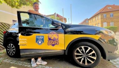 Aus dem VC Bitterfeld-Wolfen werden als Bundesligamannschaft die Cerebricks Volley Goats Mitteldeutschland. Geschäftsführer Lukas Thielemann präsentiert ein Fahrzeug mit dem  neuen Mannschaftslogo in Violett und Gelb.
