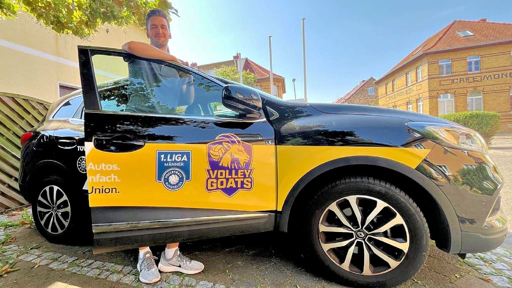 Aus dem VC Bitterfeld-Wolfen werden als Bundesligamannschaft die Cerebricks Volley Goats Mitteldeutschland. Geschäftsführer Lukas Thielemann präsentiert ein Fahrzeug mit dem  neuen Mannschaftslogo in Violett und Gelb.