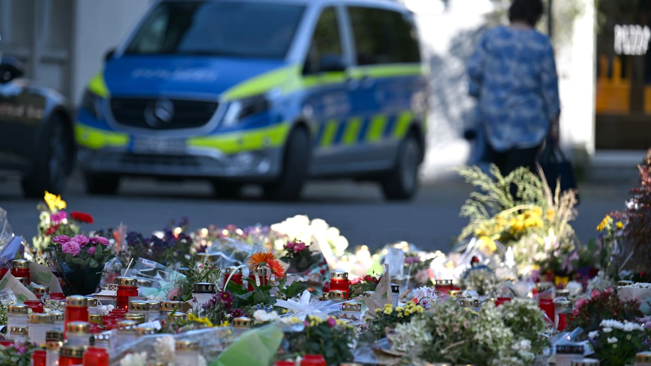 Attentat in Solingen: Ehemann hielt seine Frau, als sie starb | Regional