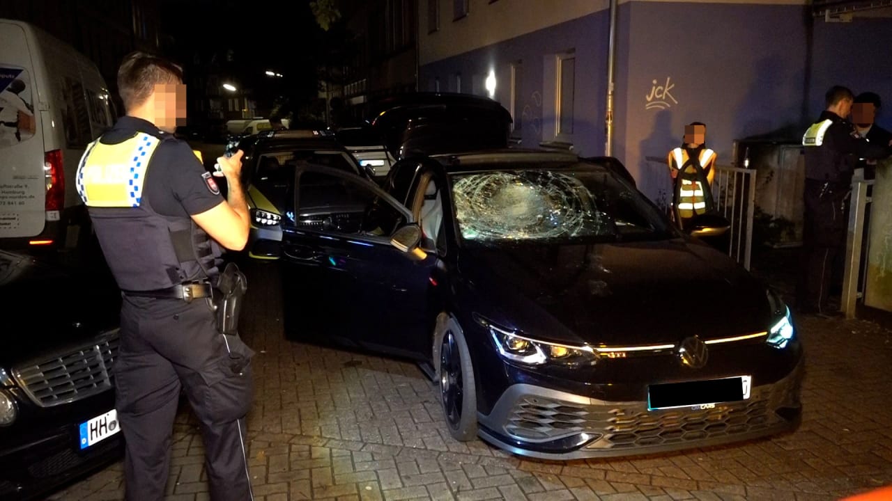 Räuber zerren Männer aus Auto in Hamburg und verprügeln sie | Regional