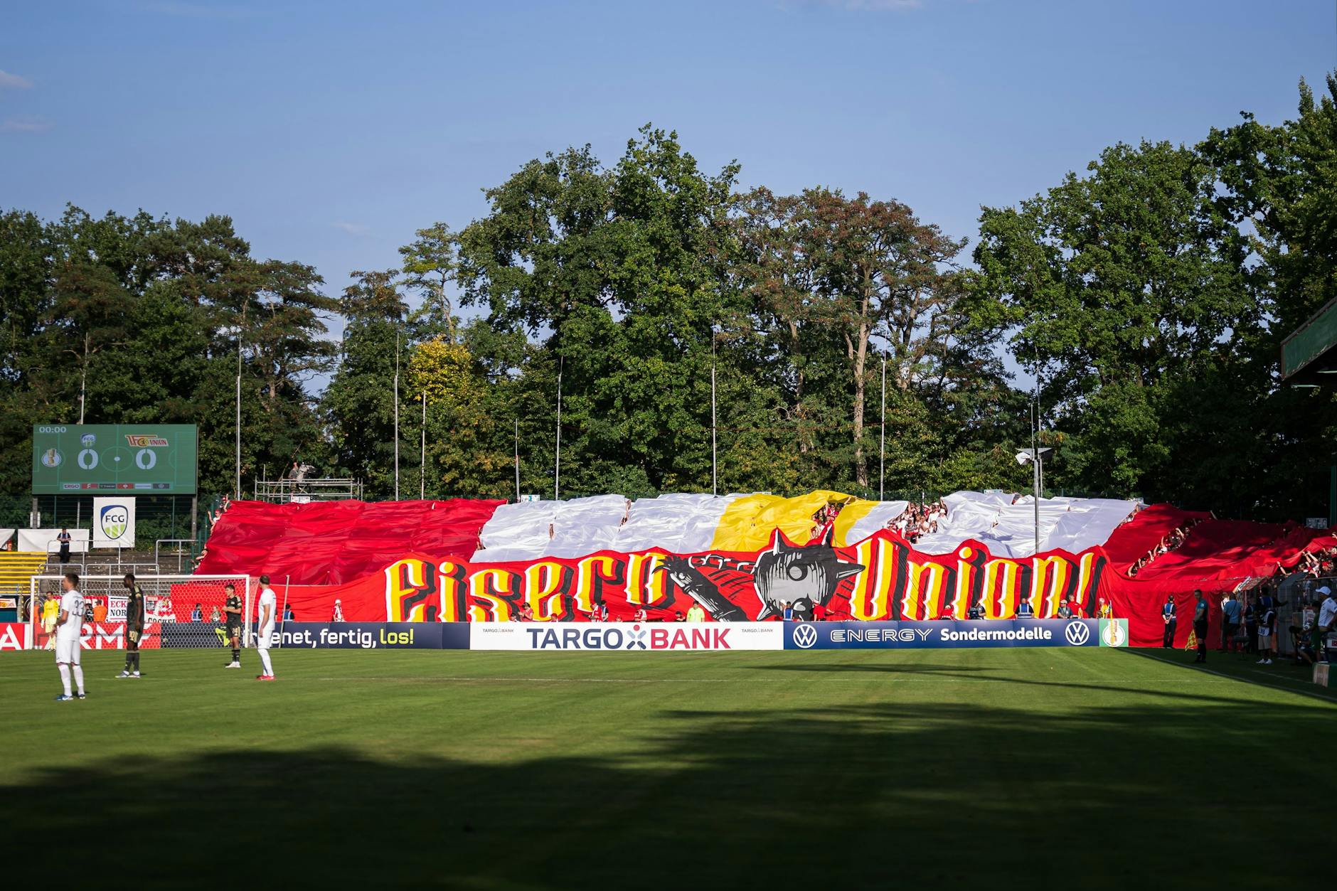 Die mitgereisten 4000 Fans des 1. FC Union Berlin machten beim FC Gütersloh nicht nur mit ihren Gesängen, sondern auch mit diesem riesigen Banner über den kompletten Block auf sich aufmerksam.