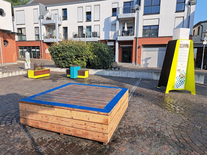 Niederkassel: Stadtmöbel stehen jetzt im Zentrum von Rheidt