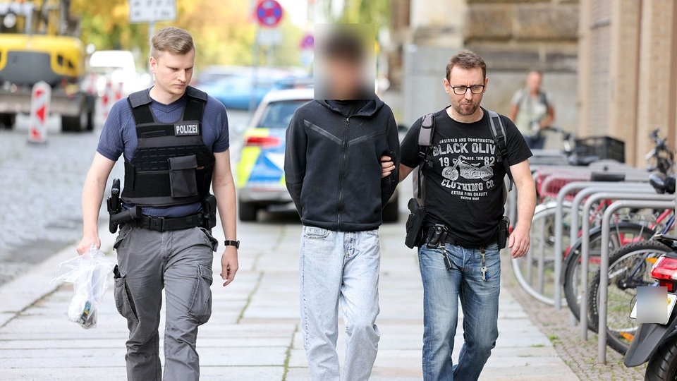 Nach Messerangriff in Straßenbahn in Dresden: Tatverdächtiger wird Haftrichter vorgeführt