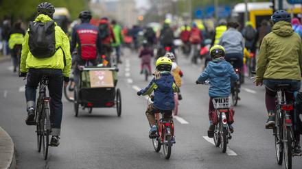 Mit der „Kidical Mass“-Fahrraddemo demonstrierten Familien in Berlin für eine klimagerechte und familienfreundliche Verkehrswende. (Archivbild)